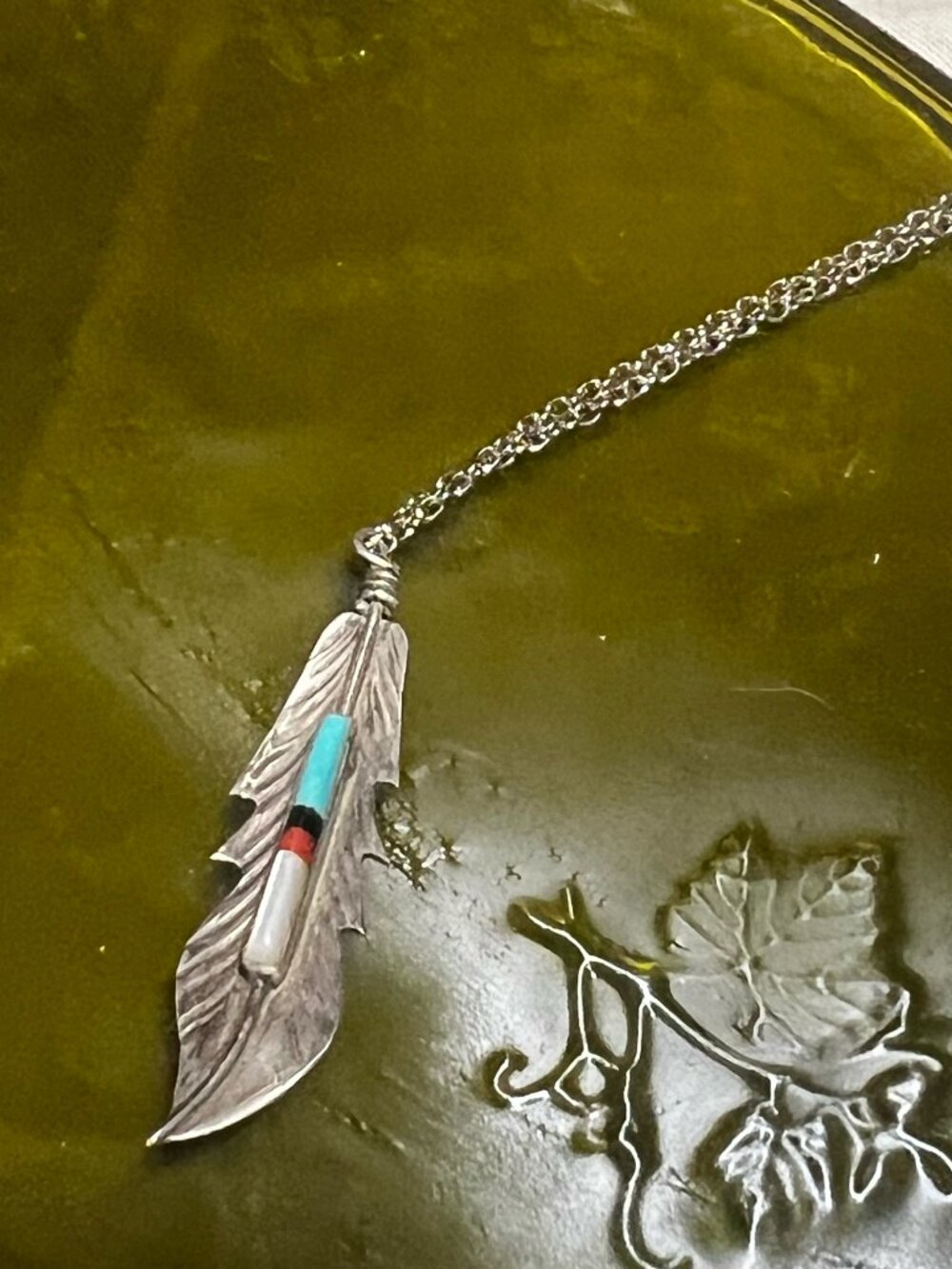Vintage unsigned Navajo sterling silver feather inlay pendant necklace